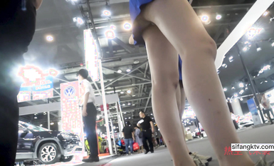 最新流出車展偷拍抄底性感長腿車模 藍裙騷內