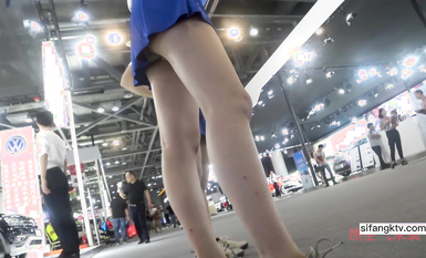 最新流出車展偷拍抄底性感長腿車模 藍裙騷內