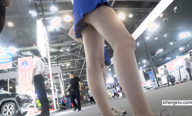 最新流出車展偷拍抄底性感長腿車模 藍裙騷內