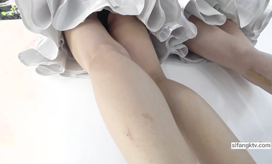 最新流出車展偷拍抄底性感長腿車模 一黑一白展台模特