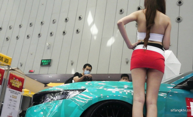 最新流出車展偷拍抄底性感長腿車模 包臀車模