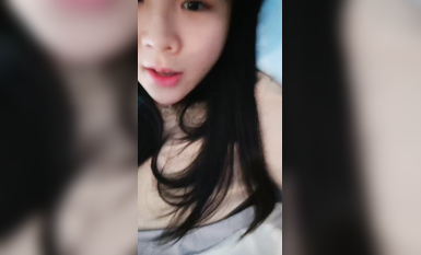 清純的高中生初次下海，跟狼友互動撩騷，在狼友禮物的攻勢下脫光了給狼友看奶子和逼逼，自慰小穴好嫩好刺激