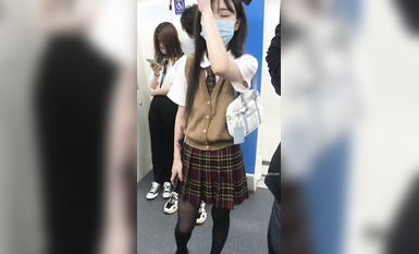 3290 大神專挑年輕的學生妹跟拍偷拍集合B，竟敢用閃光，幾十個學生妹