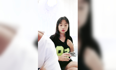 年輕妹子小雅每晚跟他的小哥啪啪啪給狼友看，全程露臉舔弄大雞巴，讓小哥吃奶玩逼無套抽插，瘋狂的沖刺蹂躪