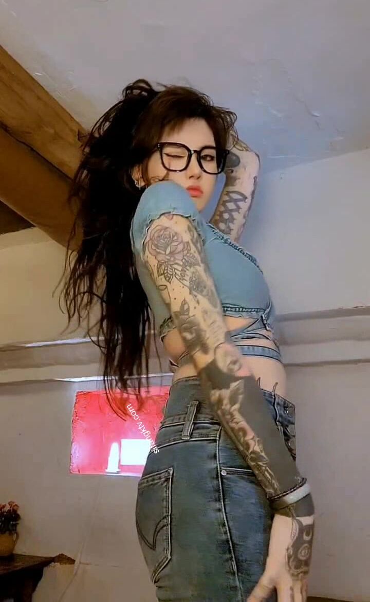 顏值巔峰白富美女神『Chloe』最新真愛群流出 狂野紋身爆乳女神的最後瘋狂 高清 (6)