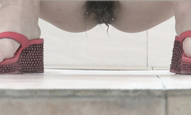 坑神守候公園景點女廁連續偸拍多位靚麗小姐姐方便現場實拍特寫私處同步出來後露臉全身無水印原版 (9)