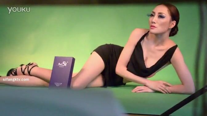 十八線小明星泄密 模特演員出身【鍾小紅】重金定製私拍拉屎撒尿自慰衣架開肛全程出臉 (7)