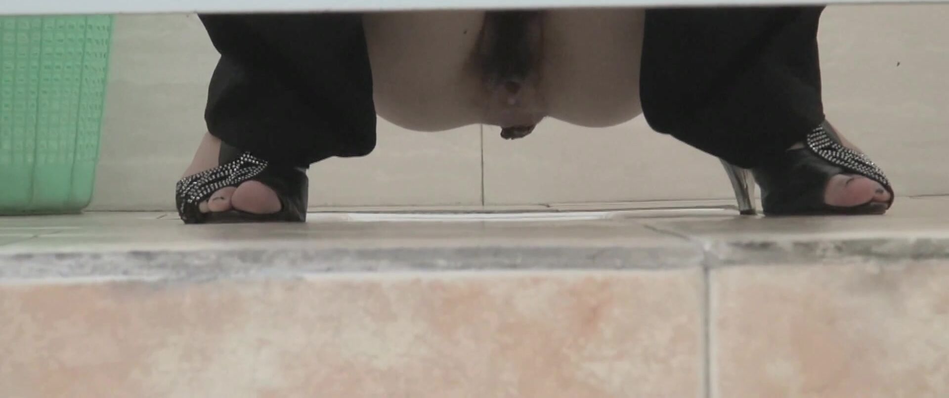 坑神守候公園景點女廁連續偸拍多位靚麗小姐姐方便現場實拍特寫私處同步出來後露臉全身無水印原版 (6)