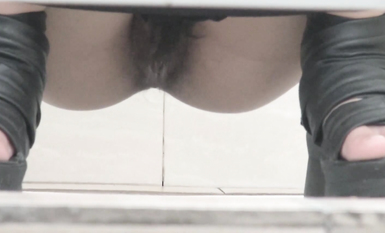 坑神守候公園景點女廁連續偸拍多位靚麗小姐姐方便現場實拍特寫私處同步出來後露臉全身無水印原版 (1)