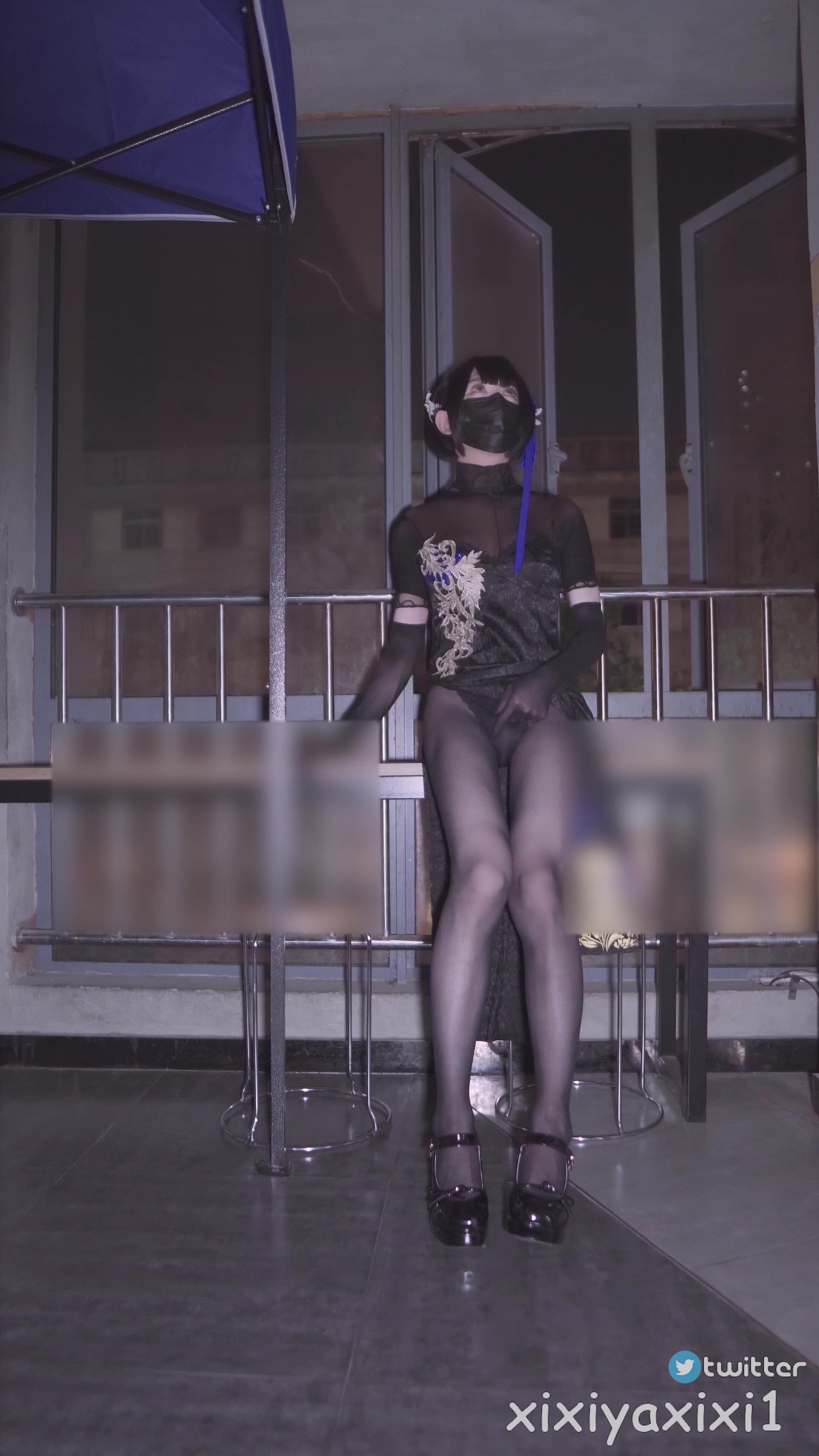 伪娘曦曦女厕门露出自慰