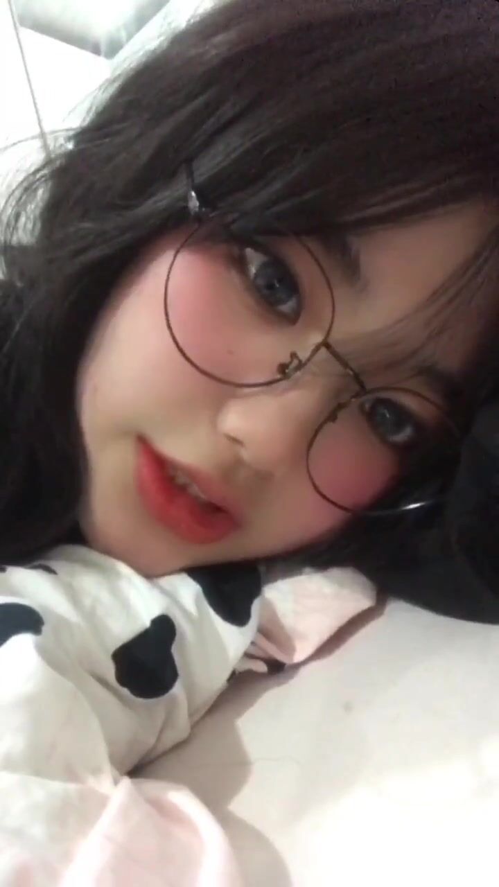 皮皮蝦網紅純欲女神【在下小羊】人前傲女，人後