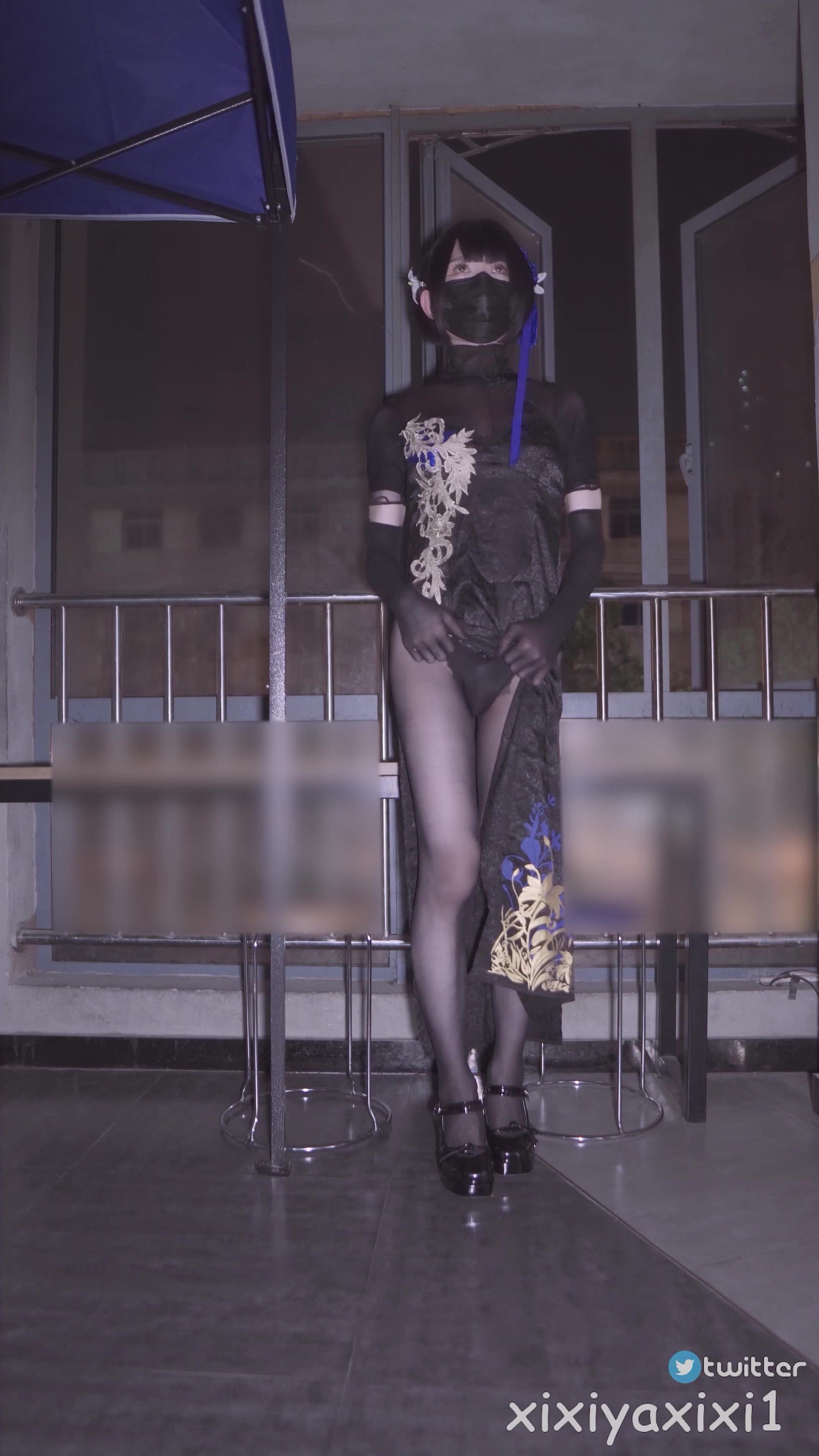 伪娘曦曦隔着黑丝射出来